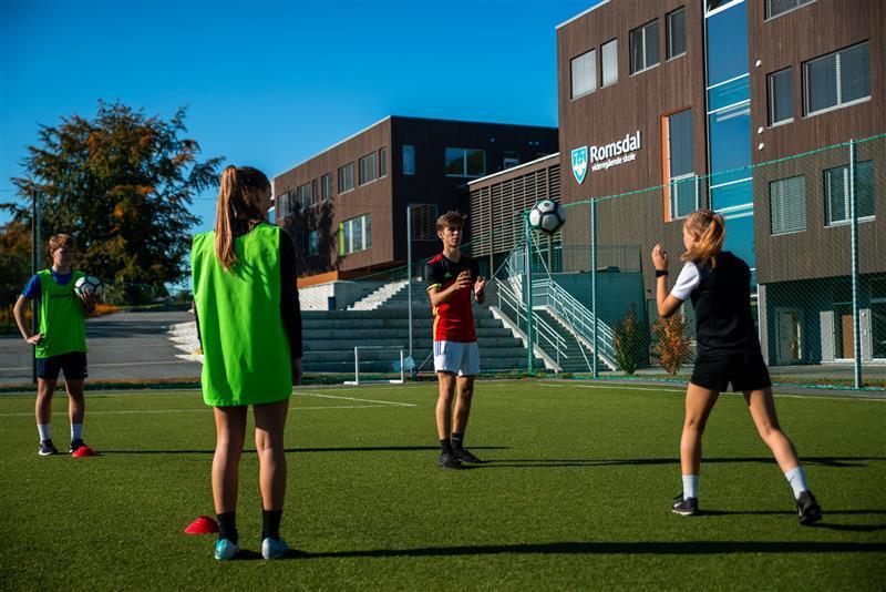 Elever på fotballbane