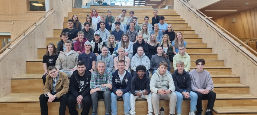 Elevrådet samles i trappen ved Romsdal videregående skole