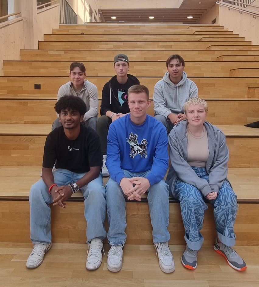 Elevrådsstyret 2023 - 2024 samlet i trappen ved Romsdal videregående skole