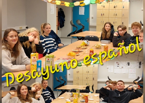Bilde va elever som spiser spansk frokost i klasserommet