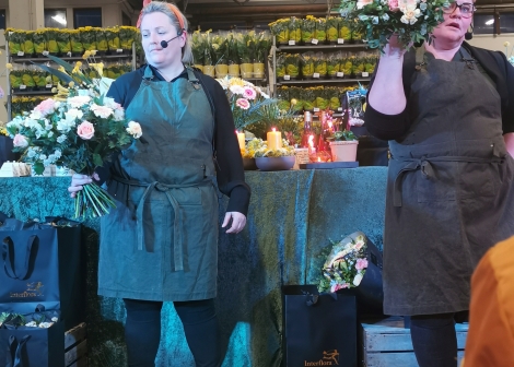 To blomsterdekoratører som holder buketter