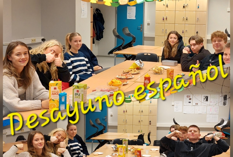Bilde va elever som spiser spansk frokost i klasserommet